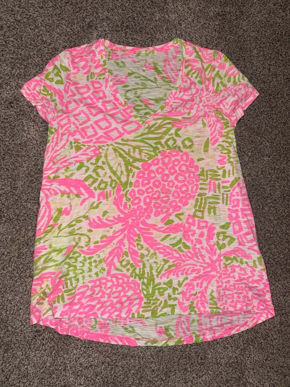 Lilly Pulitzer V-Neck T-Shirt Size XS Pink Green Pineapple Print